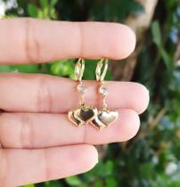 Brinco Argolinha Dois Coração Strass Folheado A Ouro 18K Brinco Argolinha Dois Coração Strass Folheado A Ouro 18K