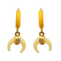Brinco argolinha fechada com chifre italiano banhado em ouro 18k