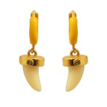 Brinco argolinha fechada com dente de sabre banhado em ouro 18k Brinco argolinha fechada com dente de sabre banhado em ouro 18k