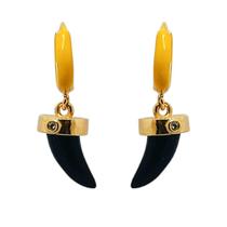 Brinco argolinha fechada com dente de sabre banhado em ouro 18k Brinco argolinha fechada com dente de sabre banhado em ouro 18k