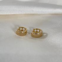 Brinco argolinha lisa e flor vazada 12mm - Banhado em ouro 18k
