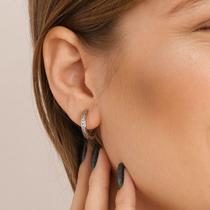 Brinco argolinha pequena cravejada zircônia cristal banhada a ródio branco Brinco argolinha pequena cravejada zircônia cristal banhada a ródio branco