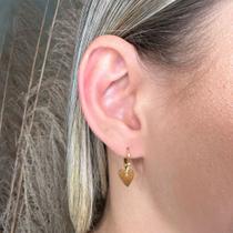 Brinco Argolinha Pingente Coração Liso Banhado em Ouro 18k Brinco Argolinha Pingente Coração Liso Banhado em Ouro 18k