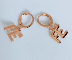 Brinco argolinha pingente Fe Brinco argolinha pingente Fe