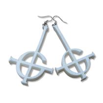 Brinco Banda Ghost BC branco em resina: Adicione um toque misterioso e sofisticado ao seu visual ! Brinco Banda Ghost BC branco em resina: Adicione um toque misterioso e sofisticado ao seu visual !