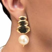 Brinco banhado a ouro 18 k, base tripla oval com pérola shell16MM , Altura: 4,8cm Brinco banhado a ouro 18 k, base tripla oval com pérola shell16MM , Altura: 4,8cm