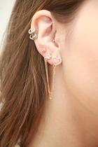 Brinco banhado a ouro 18k, desenvolvido com design inovador que traz uma corrente delicada interligando dois furos na orelha.