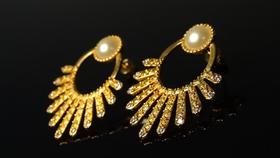 Brinco Banhado A Ouro Com Zircônias Brancas e detalhe em pérola Brinco Banhado A Ouro Com Zircônias Brancas e detalhe em pérola