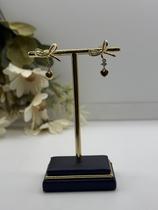 Brinco Banhado a Ouro Formato de Laço com Coração Pequeno e Zircônia Pendurados