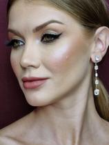 Brinco Banhado a Ródio Branco Cravejado com Zircônia Marrom e Pedras Brancas Pendulo Brinco Banhado a Ródio Branco Cravejado com Zircônia Marrom e Pedras Brancas Pendulo