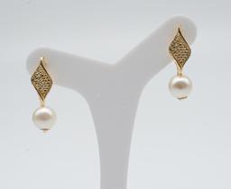 Brinco Base Losango Detalhado com Pérola Banhado em Ouro 18K Brinco Base Losango Detalhado com Pérola Banhado em Ouro 18K