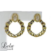 Brinco base oval cravejada com chapa redonda vazada folheado em ouro 18k