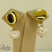 Brinco base redonda com pérola folheado em ouro 18k