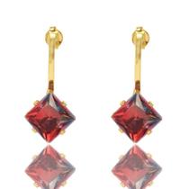 Brinco Base Reta Com Pedra Vermelho Folheado A Ouro 18K.
