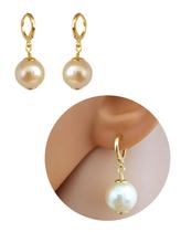 Brinco Bola Pérola Tam. 12mm Folheado Ouro 18k Antialérgico Brinco Bola Pérola Tam. 12mm Folheado Ouro 18k Antialérgico