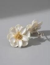 Brinco Camélia Flor Esmaltada Off-White Pino Prata s925