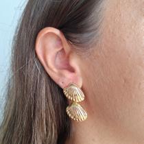 Brinco Cascata Conchas em Metal Banhado Dourado Brinco Cascata Conchas em Metal Banhado Dourado