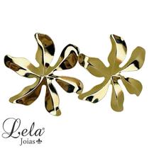 Brinco chapa flor com texturas folheado em ouro 18k