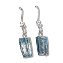 Brinco Cianita Azul Canudo Pedra Natural Anzol Prata 950 Brinco Cianita Azul Canudo Pedra Natural Anzol Prata 950
