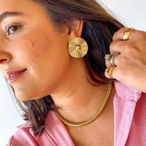 Brinco círculo ondulado detalhe mini esferas banhado a ouro 18k