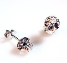 Brinco Clássico Diamantes 15 Pontos Ouro Branco 750 K450