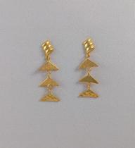 Brinco com 3 triangulos pendurados - ouro Brinco com 3 triangulos pendurados - ouro
