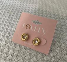 Brinco com design em elo triplo, cravejado com zircônias e banhado a ouro 18K