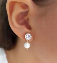 Brinco com ponto de luz de zircônia branca e pérola shell em banho de ouro 18k