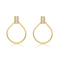 Brinco com zircônia e design oval folheado em ouro 18k Brinco com zircônia e design oval folheado em ouro 18k