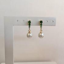 Brinco com Zirconias Verde e Perola Pendurada Banho Ouro 18K