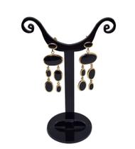 Brinco comprido folheado a ouro com ônix Brinco comprido folheado a ouro com ônix