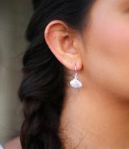 Brinco concha base argolinha prata