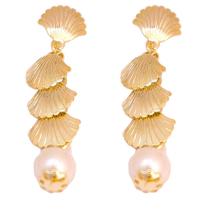Brinco Conchas Penduradas e Pérola By Kumbayá Joias