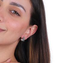 Brinco Coração Curvo com Pontos de Luz em Aço Inoxidável Prateado