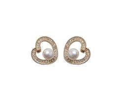 BRINCO CORAÇÃO VAZADO COM PÉROLA BANHADO A OURO - Joia Elegante