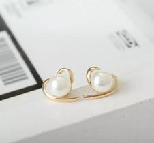 Brinco Coração Vazado Pérola Detalhe Dourado