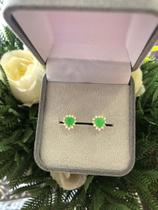 Brinco cravejado com pedra natural jade e zircônias em ouro 18k Brinco cravejado com pedra natural jade e zircônias em ouro 18k