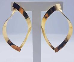 Brinco curvado vazado banhado a ouro 18k Brinco curvado vazado banhado a ouro 18k