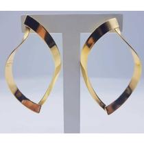 Brinco curvado vazado banhado a ouro 18k Brinco curvado vazado banhado a ouro 18k