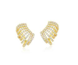 Brinco Curvo com Oito Fileiras Cravejadas Banhado a Ouro 18k Brinco Curvo com Oito Fileiras Cravejadas Banhado a Ouro 18k