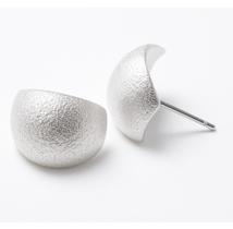 Brinco Curvo Texturizado Acetinado