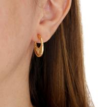 Brinco de argola com design folheada em ouro 18k Brinco de argola com design folheada em ouro 18k