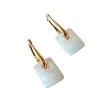 Brinco de Argola Retangular Dourada com Pingente Quadrado Branco Mesclado Brinco de Argola Retangular Dourada com Pingente Quadrado Branco Mesclado