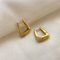 Brinco de argola triangular 1,9cm detalhe cravejada cristal banhado a ouro 18k Brinco de argola triangular 1,9cm detalhe cravejada cristal banhado a ouro 18k