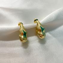 Brinco de argola triangular orgânica banhado a ouro 18k Brinco de argola triangular orgânica banhado a ouro 18k