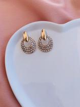 Brinco de base cravejado de strass folheados