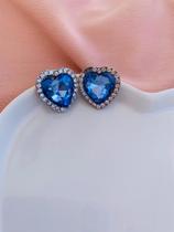 Brinco de base modelo coração cravejado de strass