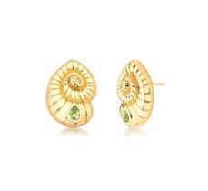 Brinco de concha caracol com gota cravejada banhado a ouro Brinco de concha caracol com gota cravejada banhado a ouro