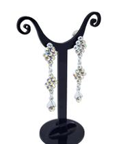 Brinco de festa branco com strass furta-cor