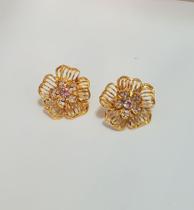 Brinco de flor cravejado com pedras Brinco de flor cravejado com pedras